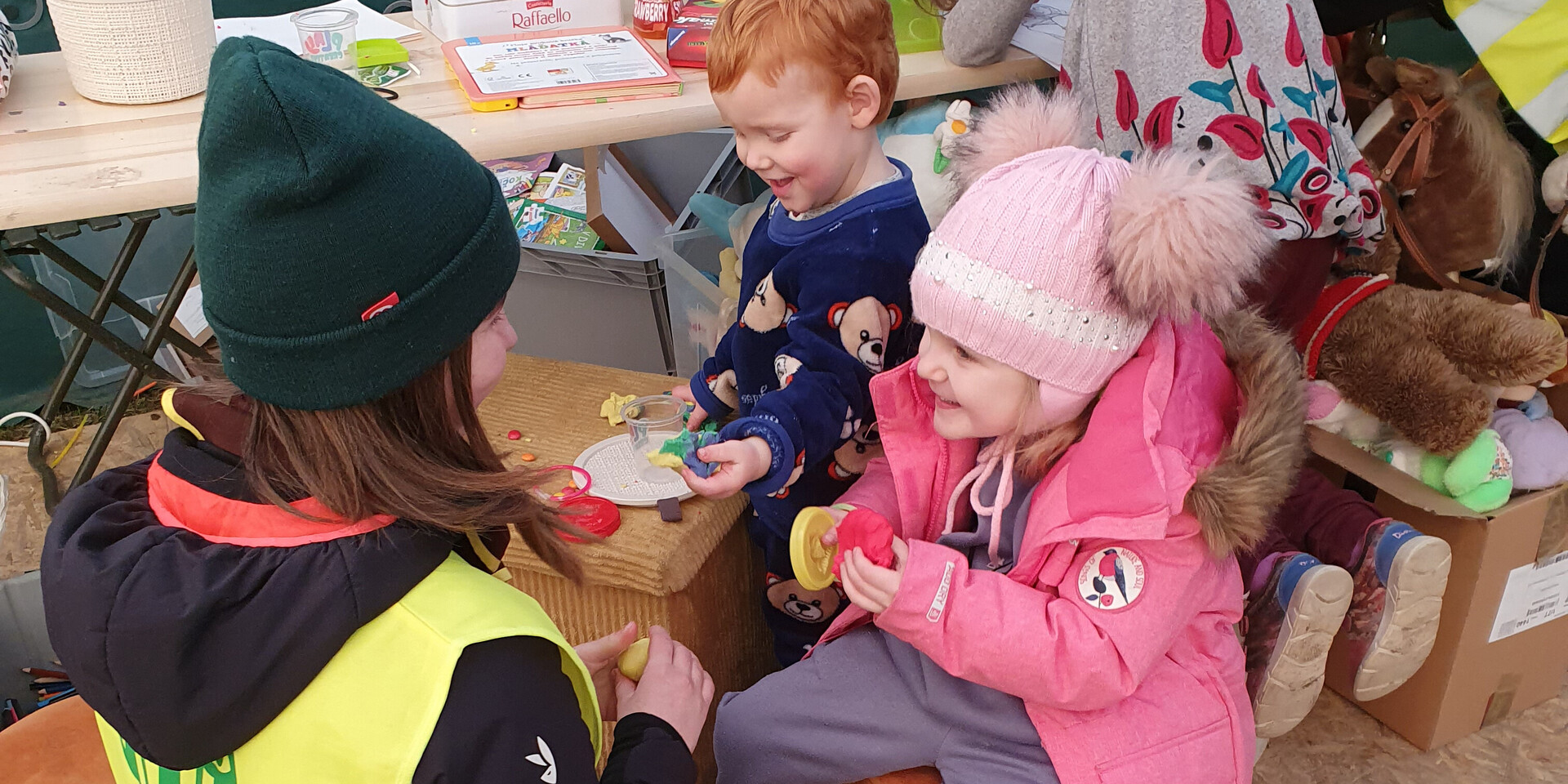 Eine Helferin von ADRA mit Kindern aus der Ukraine in Rumänien