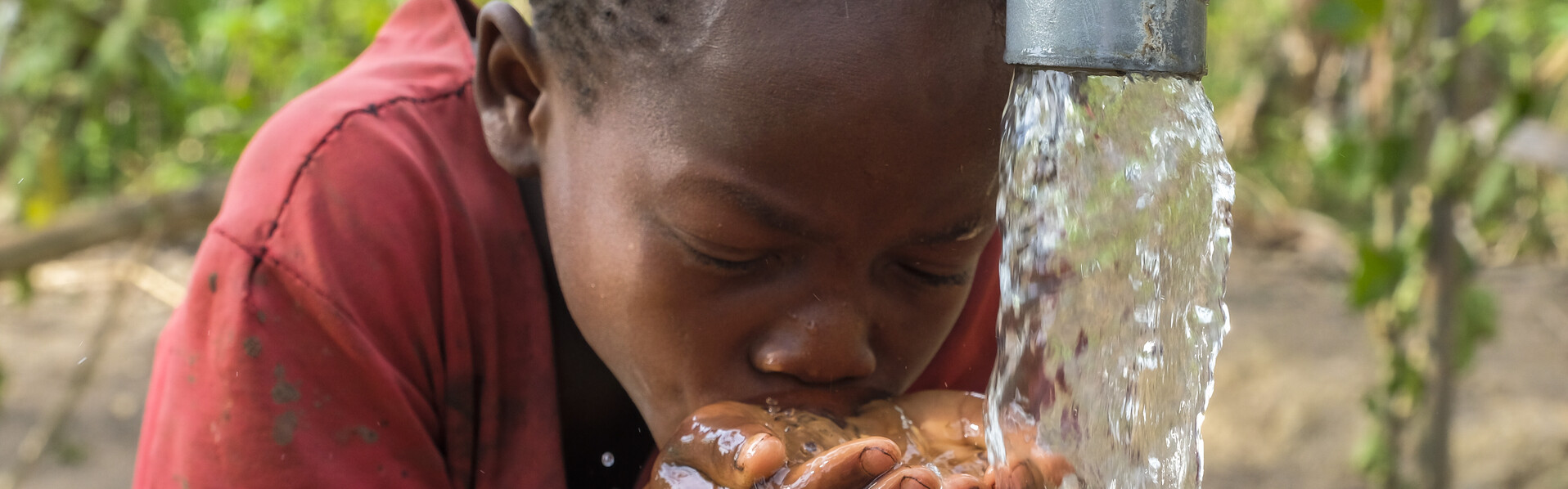 Sauberes Wasser trinken: Für Kinder und Erwachsene in Afrika keine Selbstverständlichkeit