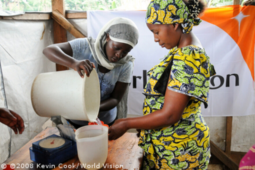 Notruf Kongo: World Vision Mitarbeiter bereiten Nahrung zu