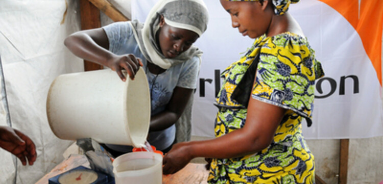Notruf Kongo: World Vision Mitarbeiter bereiten Nahrung zu