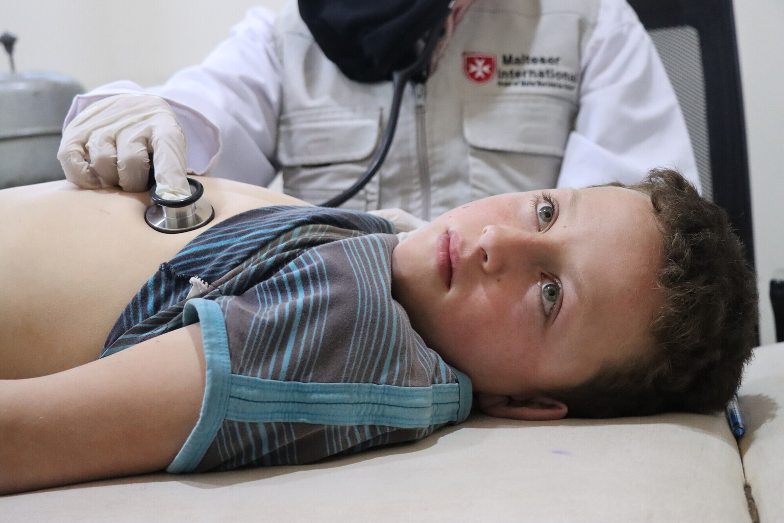 Eine Junge wird in einem Krankenhaus in Syrien untersucht