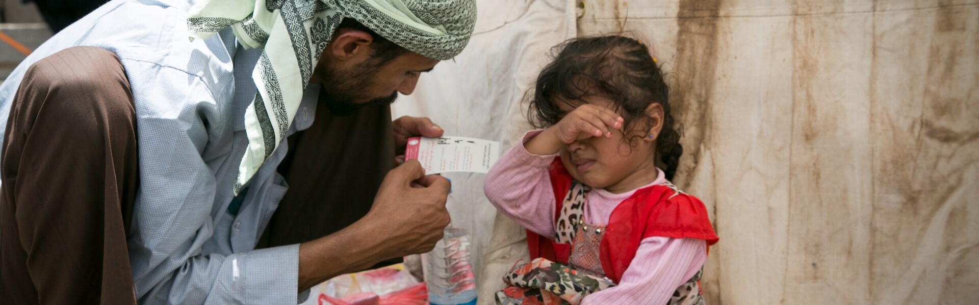 Ein Vater mit seiner kleinen Tochter auf dem Gelände des Al-Sabeen Hospitals in Sanaa – kleine Kinder sind durch eine Cholera-Infektion besonders gefährdet.