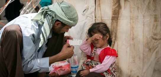 Ein Vater mit seiner kleinen Tochter auf dem Gelände des Al-Sabeen Hospitals in Sanaa – kleine Kinder sind durch eine Cholera-Infektion besonders gefährdet.