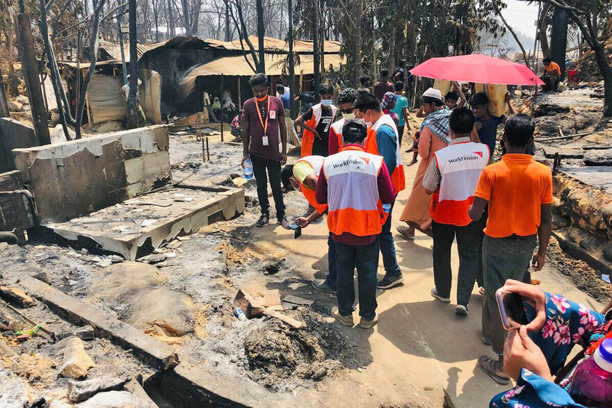 Mitarbeiter von World Vision sondieren die Lage nach dem Brand im Rohingya-Flüchtlingscamp Mitarbeiter von World Vision sondieren die Lage nach dem Brand im Rohingya-Flüchtlingscamp