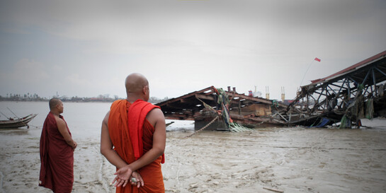 In Myanmar sind häufig die Küstengebiete von Überschwemmungen betroffen. Mönche betrachten nach einer schweren Flut die Zerstörung im Hafen.