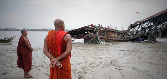 In Myanmar sind häufig die Küstengebiete von Überschwemmungen betroffen. Mönche betrachten nach einer schweren Flut die Zerstörung im Hafen.