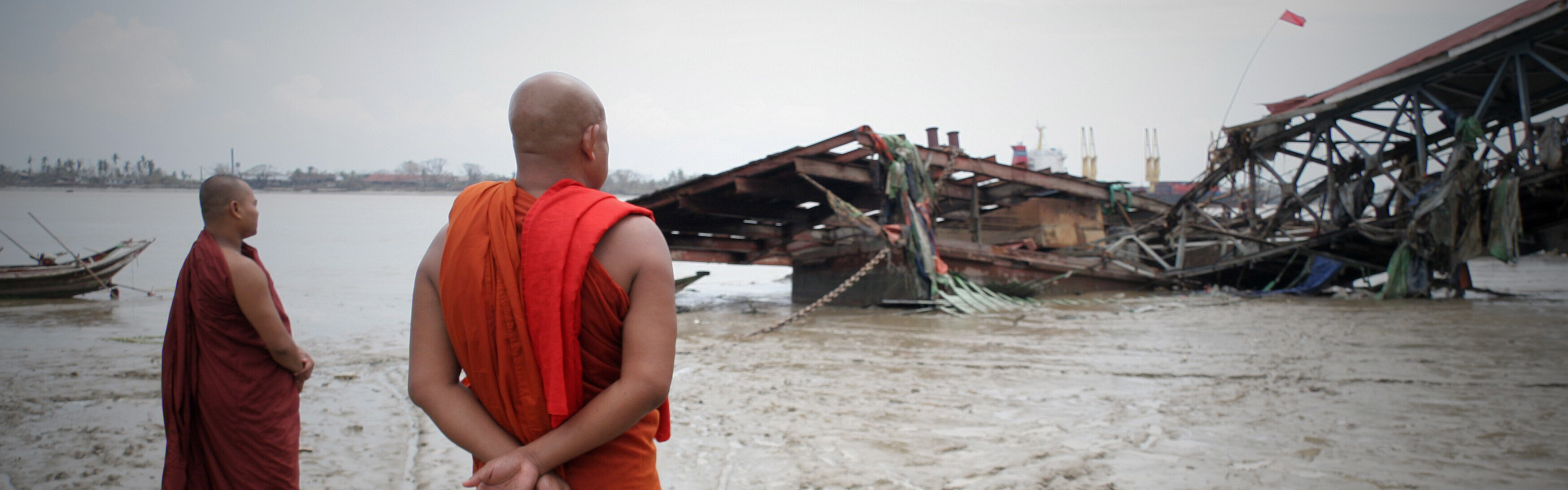In Myanmar sind häufig die Küstengebiete von Überschwemmungen betroffen. Mönche betrachten nach einer schweren Flut die Zerstörung im Hafen.