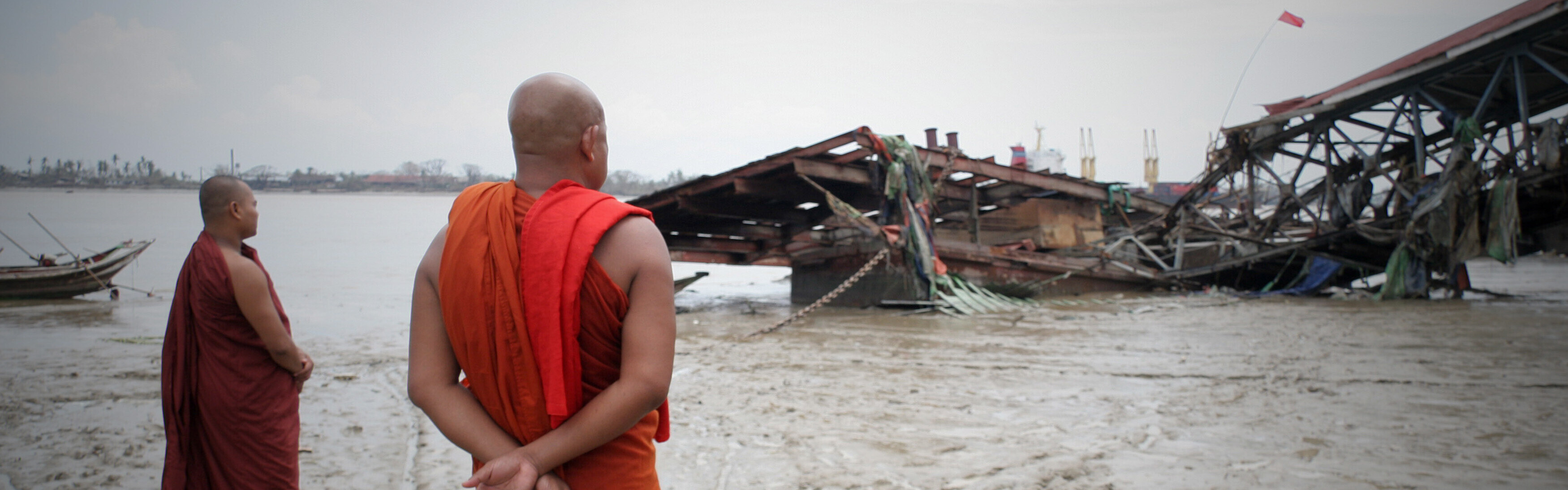 In Myanmar sind häufig die Küstengebiete von Überschwemmungen betroffen. Mönche betrachten nach einer schweren Flut die Zerstörung im Hafen.