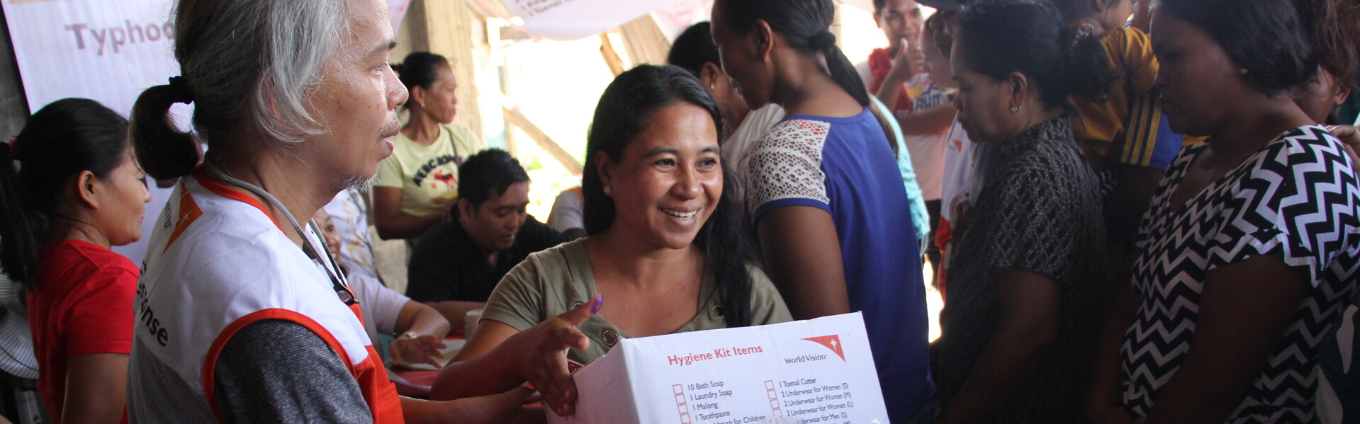 Bündnisorganisation World Vision verteilt Hygiene-Kits an Betroffene des Taifuns