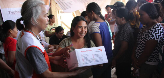 Bündnisorganisation World Vision verteilt Hygiene-Kits an Betroffene des Taifuns