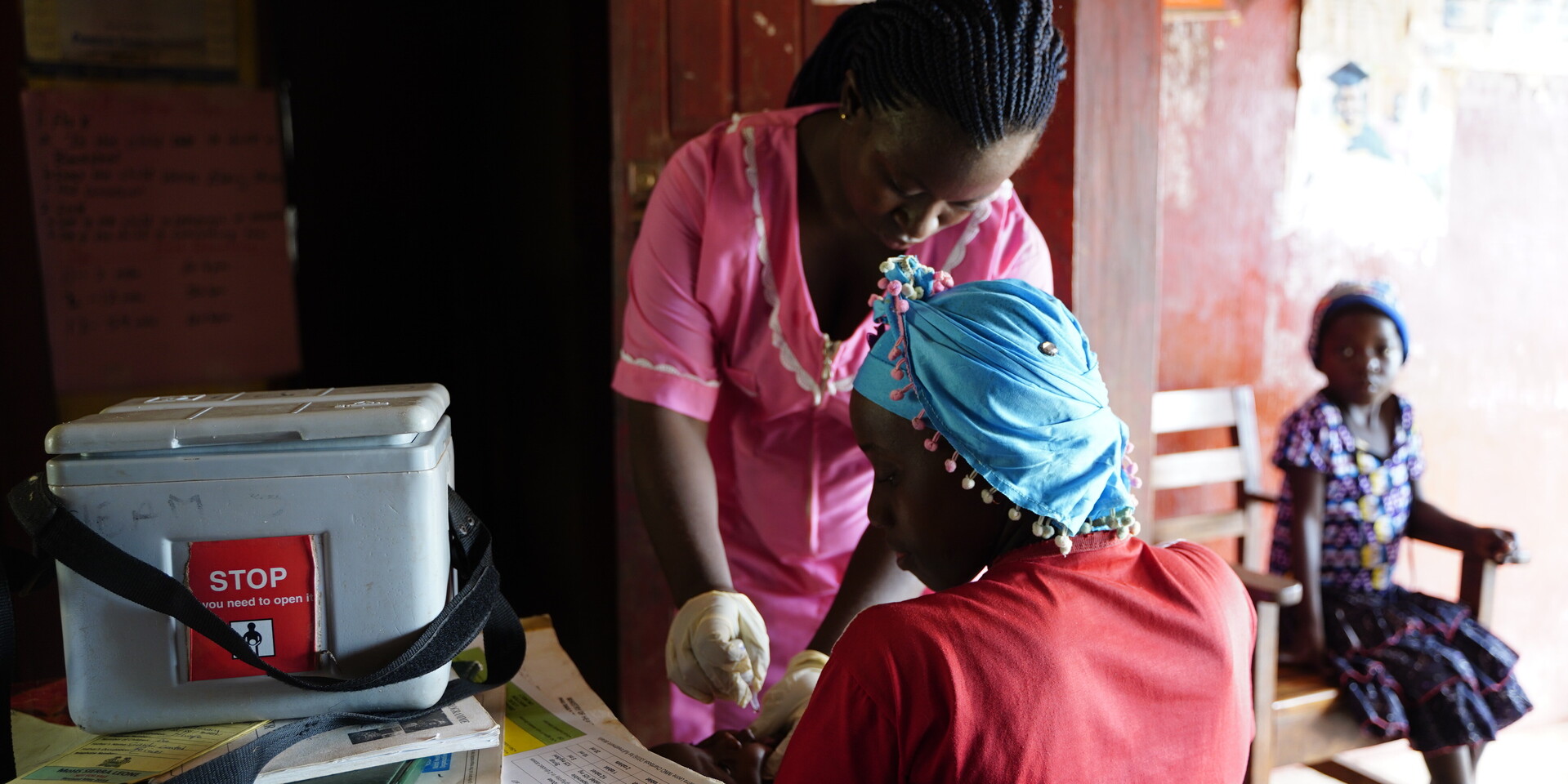 Wie sicher behandeln? Kliniken in Sierra Leone fehlt es auf lange Sicht an Schutzausrüstung Wie sicher behandeln? Kliniken in Sierra Leone fehlt es auf lange Sicht an Schutzausrüstung