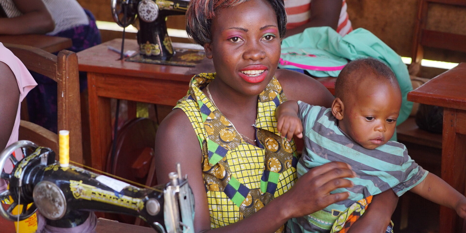 Eine ehemalige Kindersoldatin bei einem Hilfsprojekt von World Vision im Südsudan Eine ehemalige Kindersoldatin bei einem Hilfsprojekt von World Vision im Südsudan