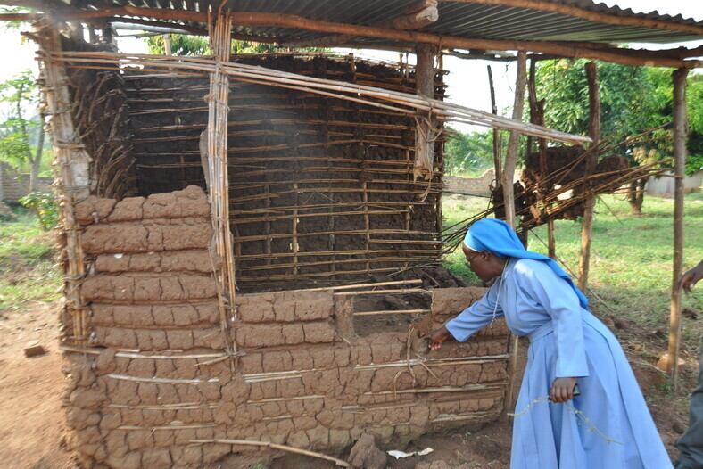 Die alten Schulgebäude der St. Veronica Community School in Kibaale, Uganda, waren in einem sehr maroden Zustand Die alten Schulgebäude der St. Veronica Community School in Kibaale, Uganda, waren in einem sehr maroden Zustand
