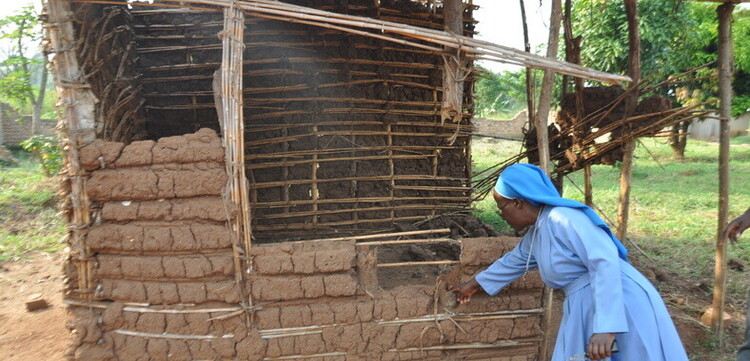 Die alten Schulgebäude der St. Veronica Community School in Kibaale, Uganda, waren in einem sehr maroden Zustand 