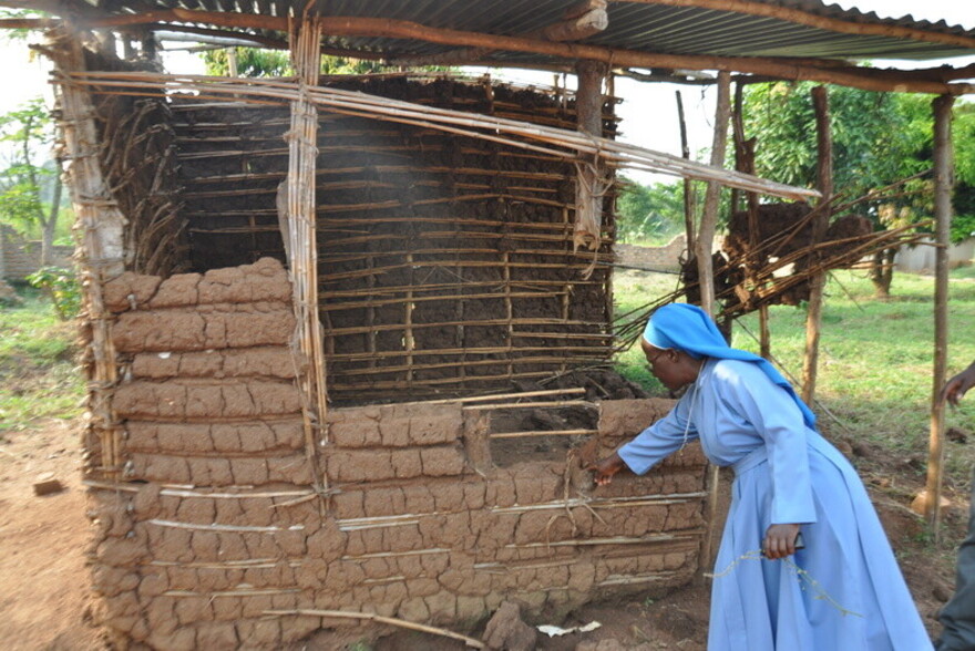 Die alten Schulgebäude der St. Veronica Community School in Kibaale, Uganda, waren in einem sehr maroden Zustand Die alten Schulgebäude der St. Veronica Community School in Kibaale, Uganda, waren in einem sehr maroden Zustand