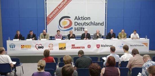 Pressekonferenz zu einem der ersten Hilfseinsätze von Aktion Deutschland Hilft, der Elbeflut