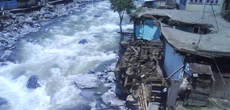 Flut Pakistan: Bahrein- Fluss reisst Brücke mit sich