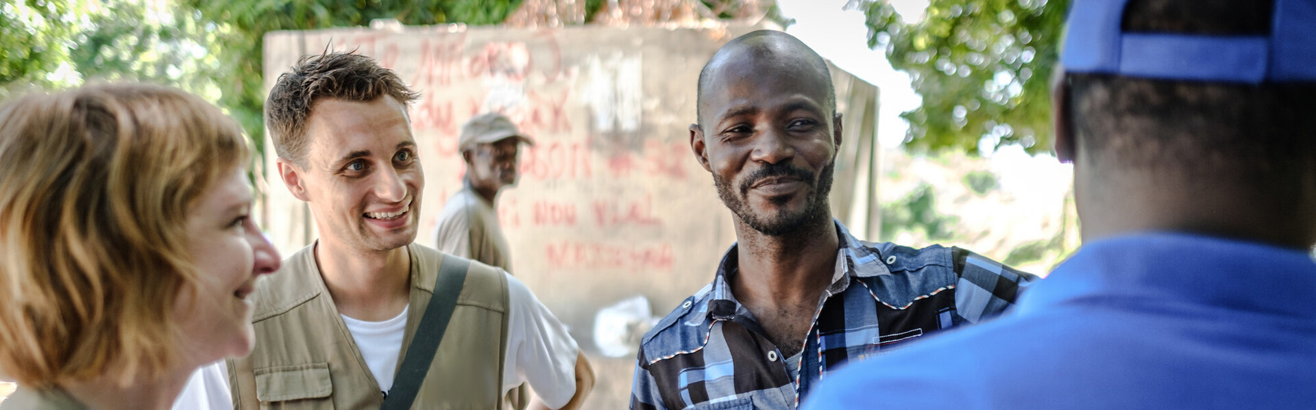 Helfer aus Deutschland und Haiti im Gespräch