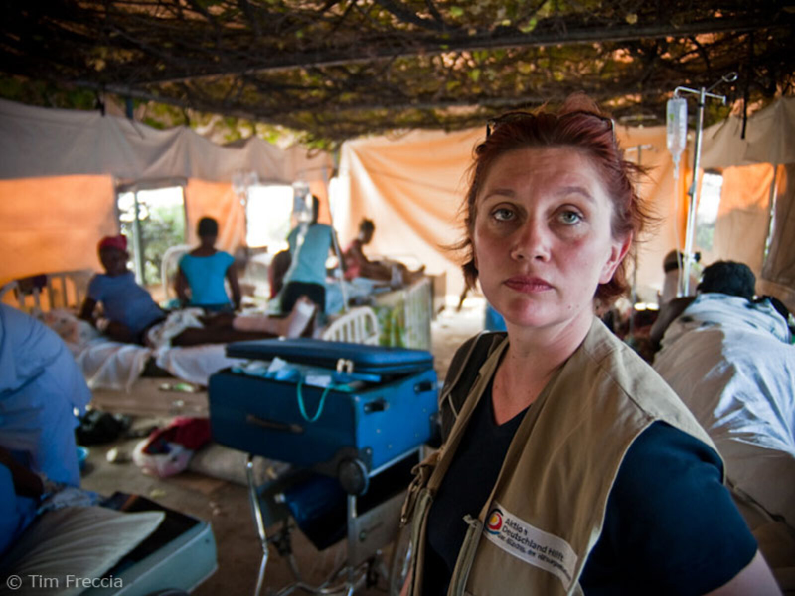Eine Mitarbeiterin von Aktion Deutschland Hilft besucht ein Krankenhaus in Haiti