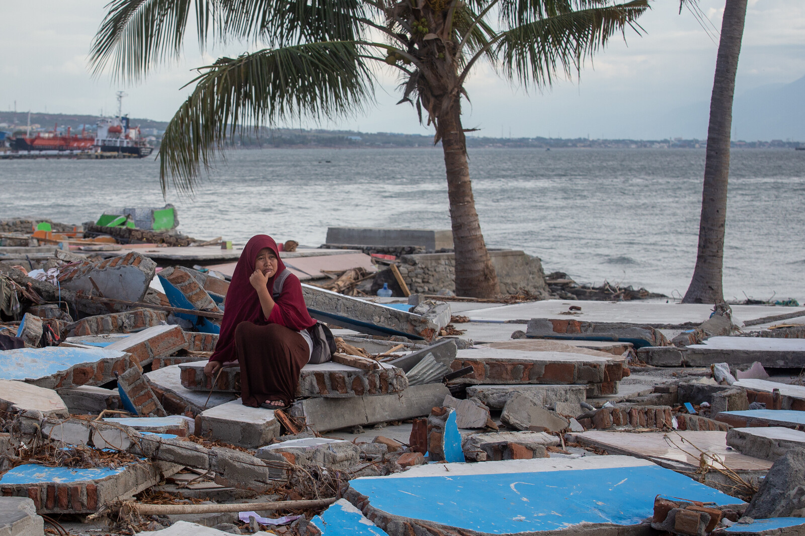 Eine Frau auf der indonesischen Insel Sulawesi nach Erdbeben und Tsunami im Oktober 2018