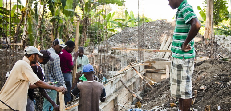 Unsere Bündnisorganisationen unterstützen die Menschen in Haiti nach dem schweren Erdbeben 2010 beim Wiederaufbau. Unsere Bündnisorganisationen unterstützen die Menschen in Haiti nach dem schweren Erdbeben 2010 beim Wiederaufbau.