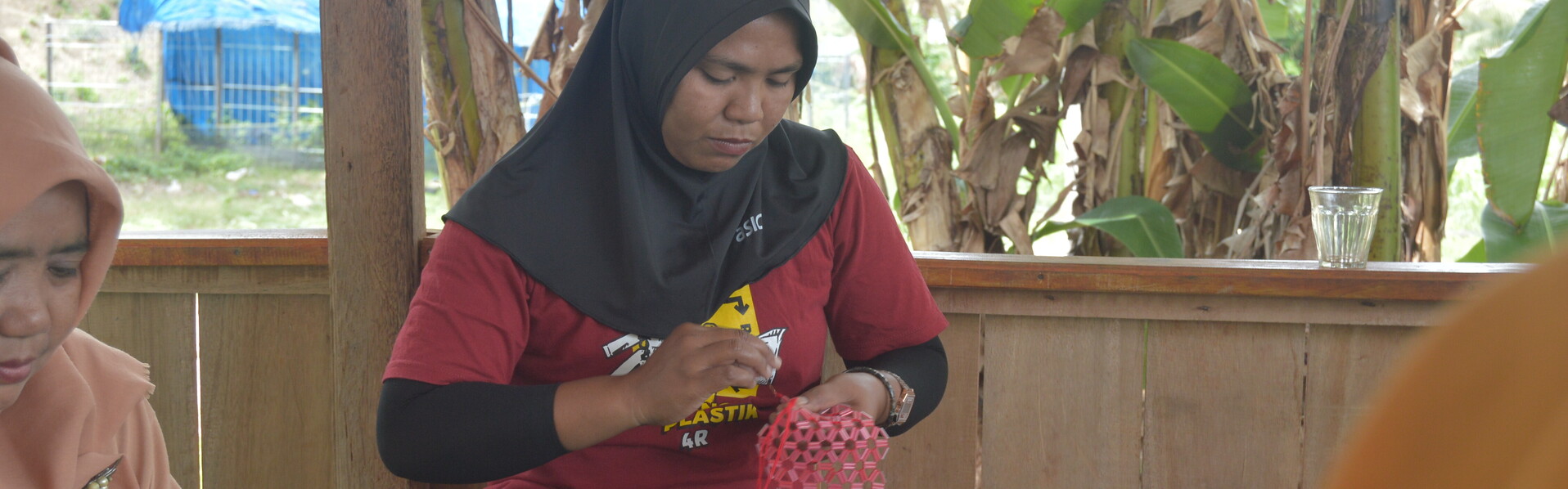 Frauen auf der Insel Sulawesi verarbeiten Plastikmüll in farbenfrohe Decken, Help – Hilfe zur Selbsthilfe/Indonesien