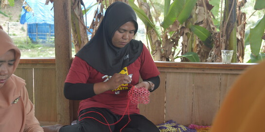 Frauen auf der Insel Sulawesi verarbeiten Plastikmüll in farbenfrohe Decken, Help – Hilfe zur Selbsthilfe/Indonesien