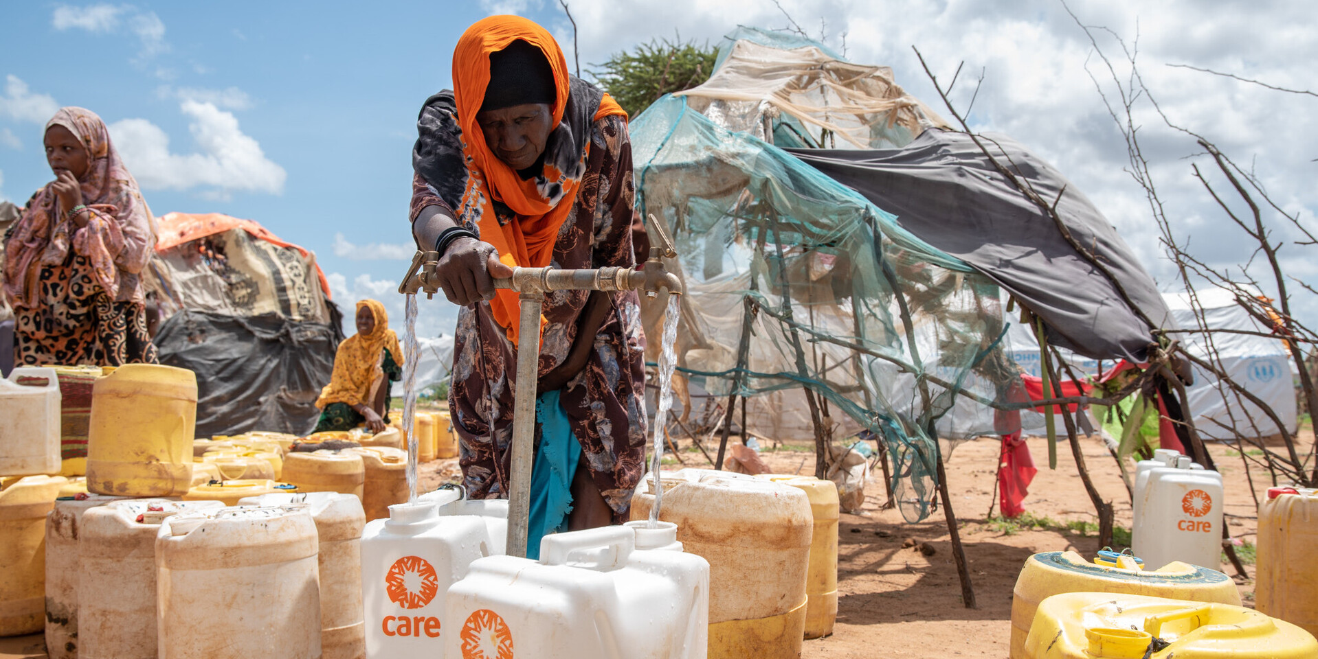 Eine Frau holt Wasser aus einer Wasserstelle in der Flüchtlingsunterkunft Dadaab in Kenia