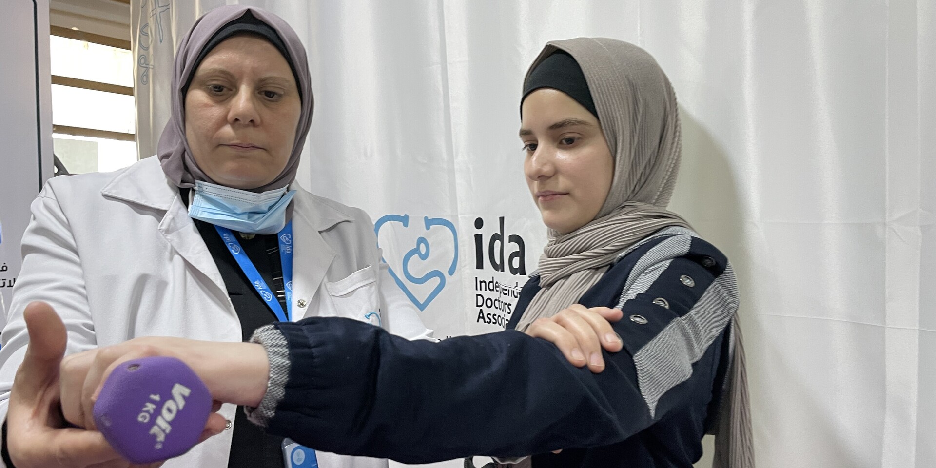 Hala mit einer Physiotherapeutin in einem Krankenhaus an der syrischen Grenze zur Türkei Hala mit einer Physiotherapeutin in einem Krankenhaus an der syrischen Grenze zur Türkei