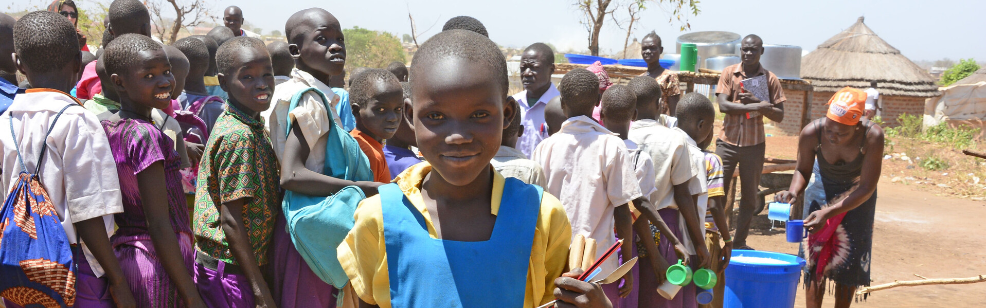 Ein Mädchen und seine Schulkameraden in Uganda, nahe der Grenze zum Südsudan