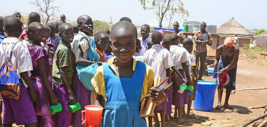 Ein Mädchen und seine Schulkameraden in Uganda, nahe der Grenze zum Südsudan
