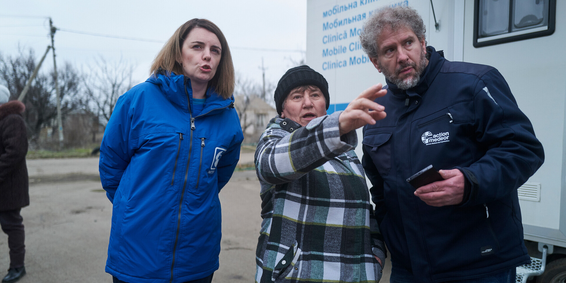Ludmilla mit Markus Bremers und einer Mitarbeiterin von Hilfsorganisation action medeor