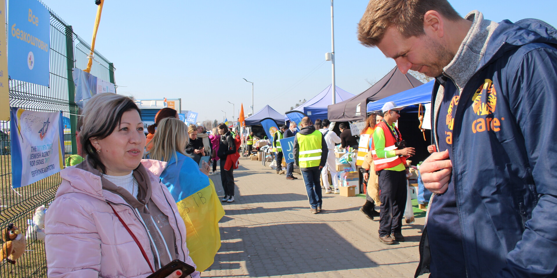 Stefan Brand von CARE im Gespräch mit einer Geflüchteten an der polnisch-ukrainischen Grenze 