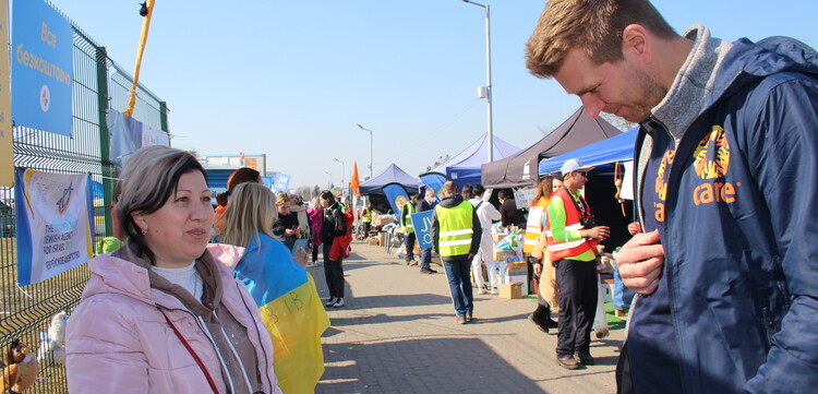 Stefan Brand von CARE im Gespräch mit einer Geflüchteten an der polnisch-ukrainischen Grenze Stefan Brand von CARE im Gespräch mit einer Geflüchteten an der polnisch-ukrainischen Grenze