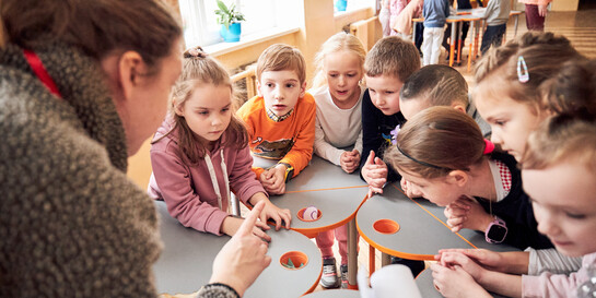 Kinder bei einem Hilfsprojekt in der Ukraine