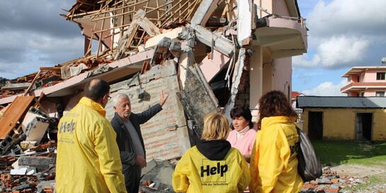 Helfer von unserer Bündnisorganisation Help–Hilfe zur Selbsthilfe beim Einsatz nach dem Erdbeben in Albanien