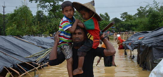 Rohingya-Familie im überfluteten Flüchtlingscamp