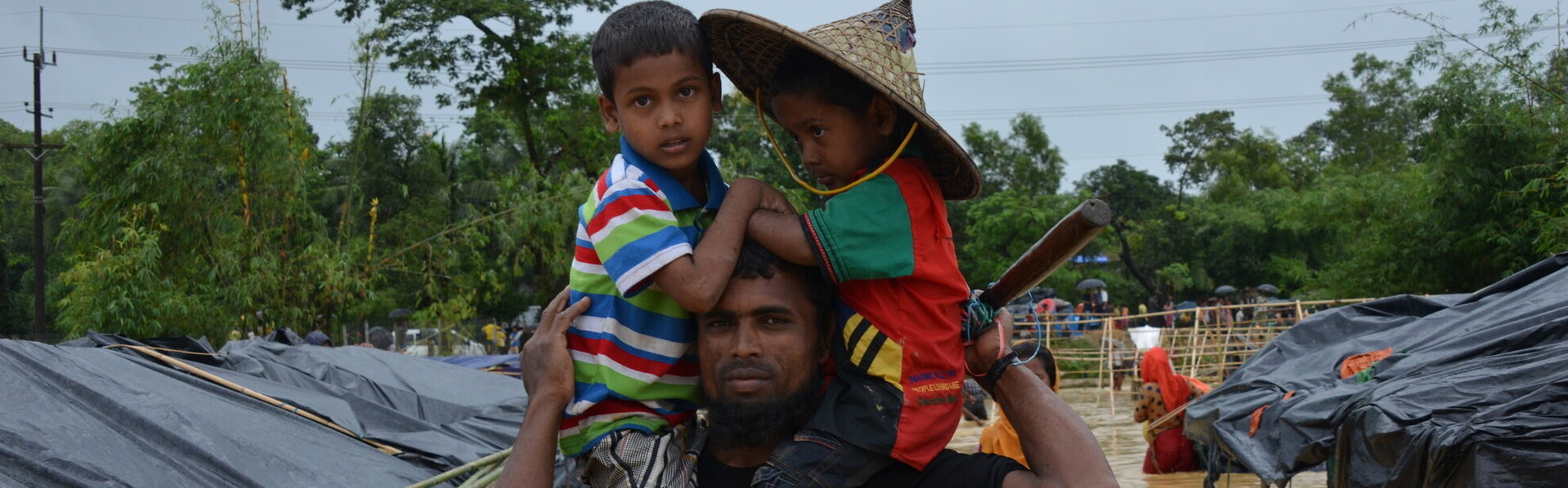Rohingya-Familie im überfluteten Flüchtlingscamp
