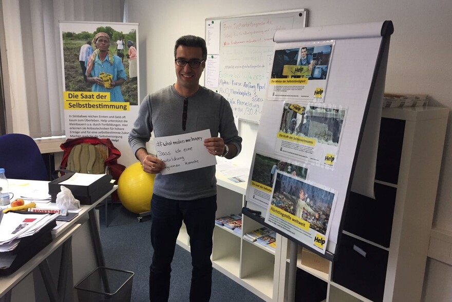 Ein Mann aus dem Irak steht im Büro von Help - Hilfe zur Selbsthilfe in Deutschland.