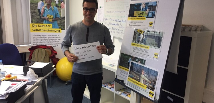 Ein Mann aus dem Irak steht im Büro von Help - Hilfe zur Selbsthilfe in Deutschland.