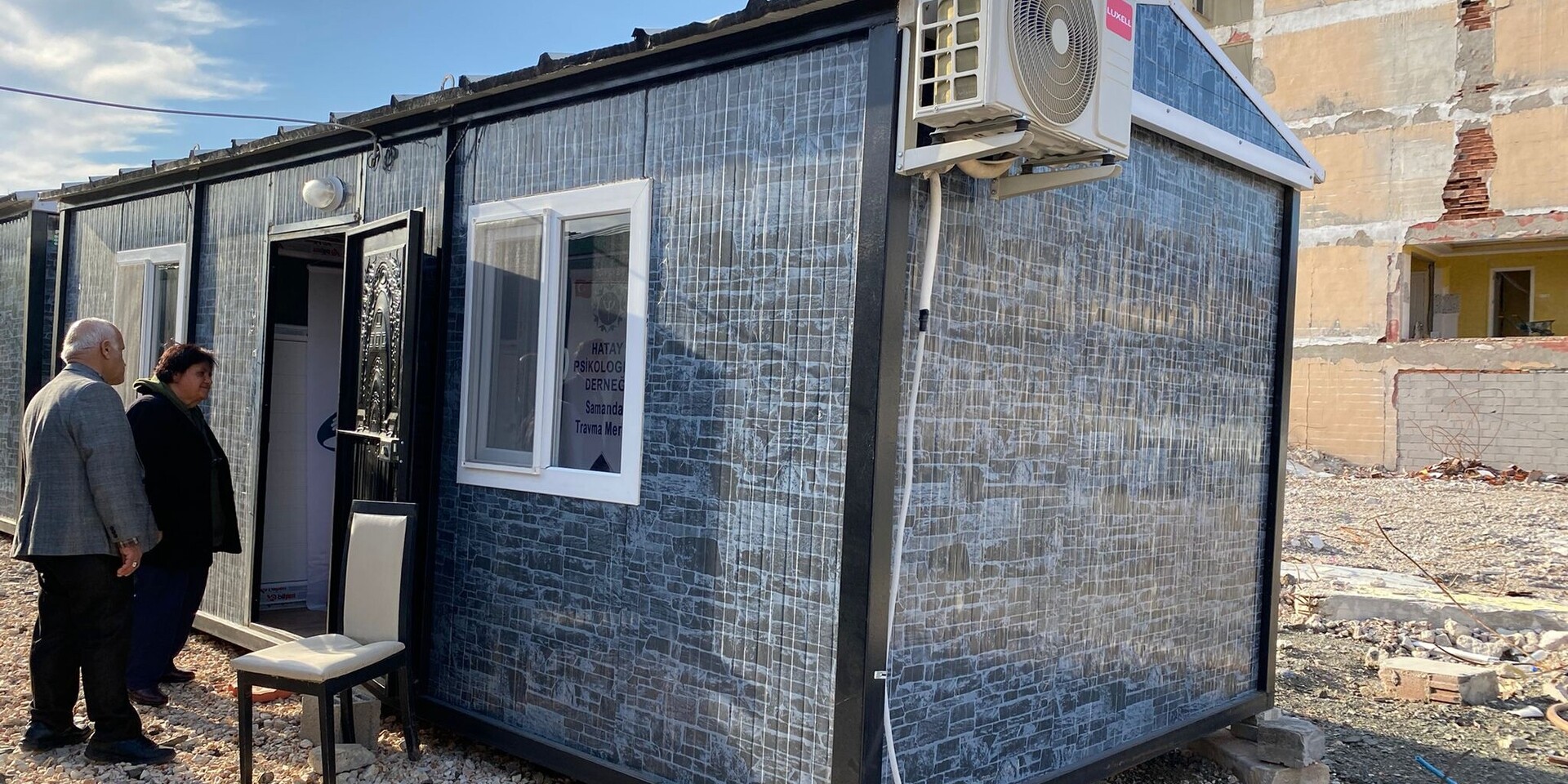 In Samandag dienen Container als Wohnung und Therapiezentrum für vom Erdbeben betroffene Menschen