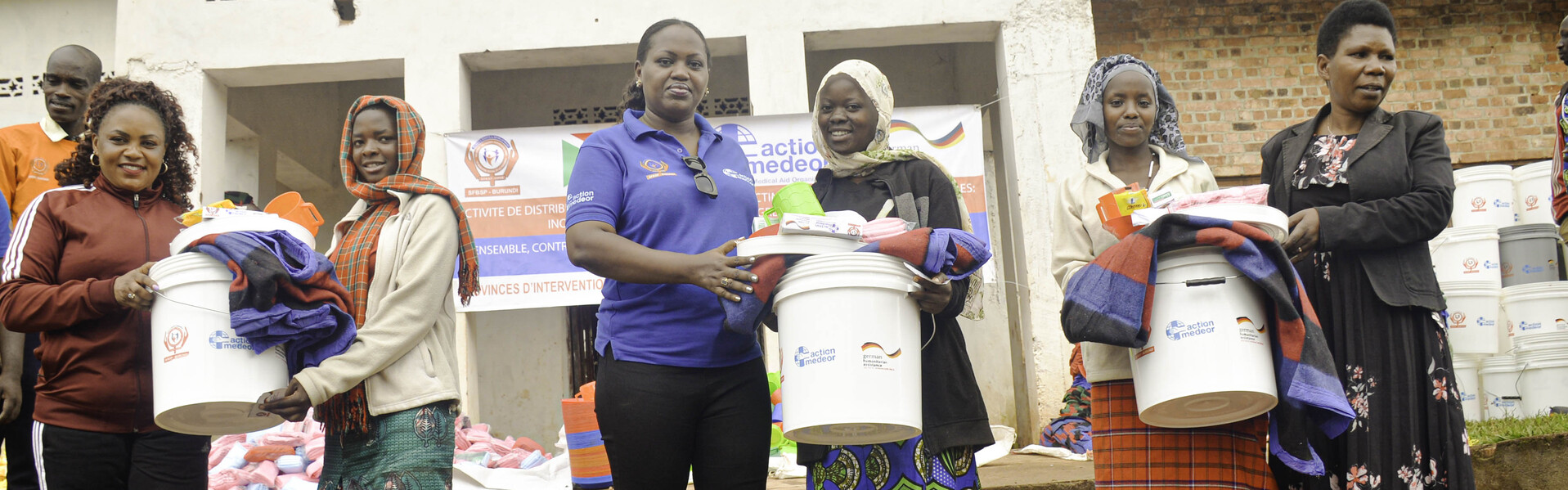 Frauen aus der Demokratischen Republik Kongo beim Verteilen von Hilfsgütern