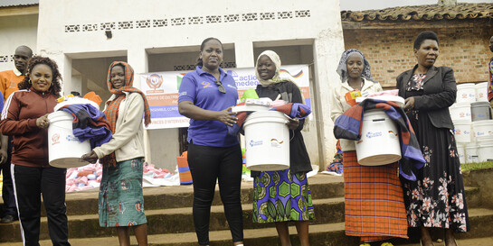 Frauen aus der Demokratischen Republik Kongo beim Verteilen von Hilfsgütern