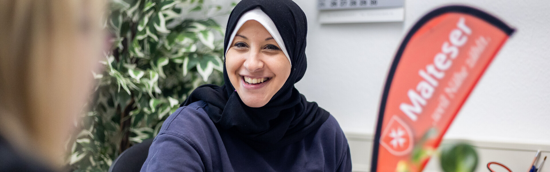 Eine Helferin der Malteser berät nach der Flut in Deutschland eine Frau Eine Helferin der Malteser berät nach der Flut in Deutschland eine Frau