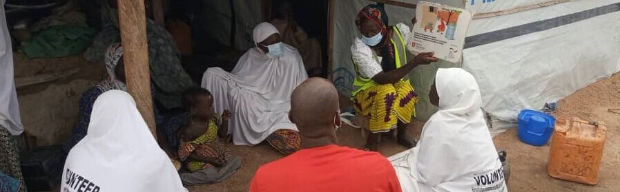 Helfer der Malteser klären in einem Flüchtlingscamp in Nigeria über Cholera auf