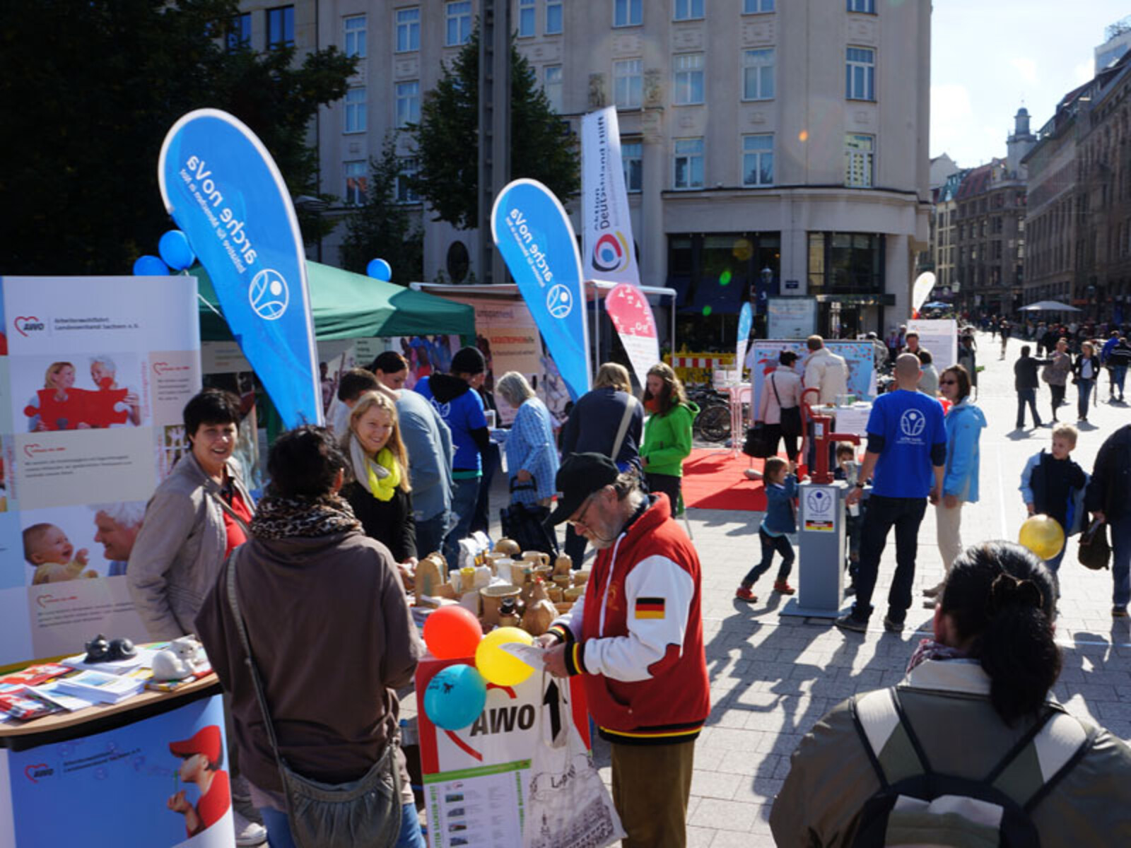 075-800-bs-tour-75 Der AWO-Landesverband Sachsen verkaufte an seinem Stand getöpferte Handwerksprodukte