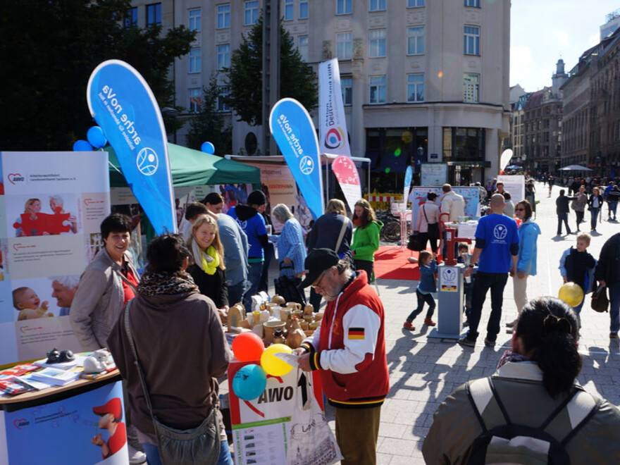075-800-bs-tour-75 Der AWO-Landesverband Sachsen verkaufte an seinem Stand getöpferte Handwerksprodukte