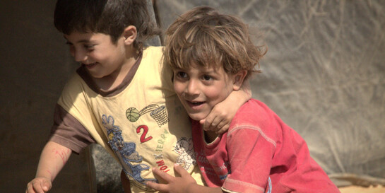 Zwei Jungen spielen in einem Flüchtlingslager.