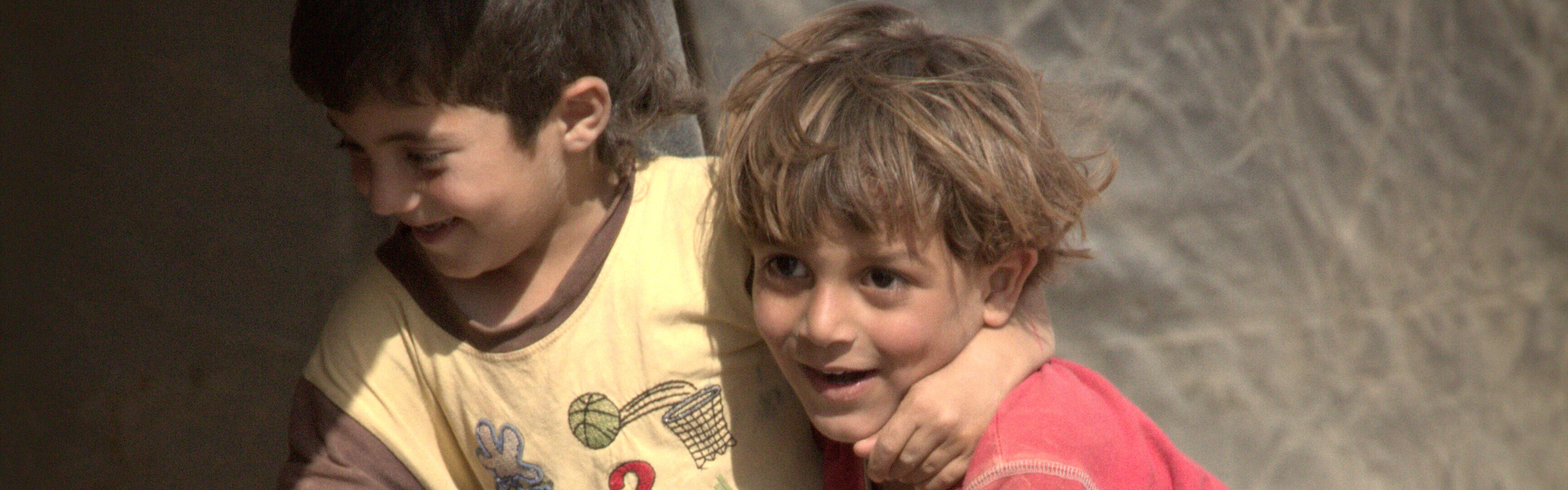 Zwei Jungen spielen in einem Flüchtlingslager.