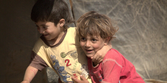 Zwei Jungen spielen in einem Flüchtlingslager.